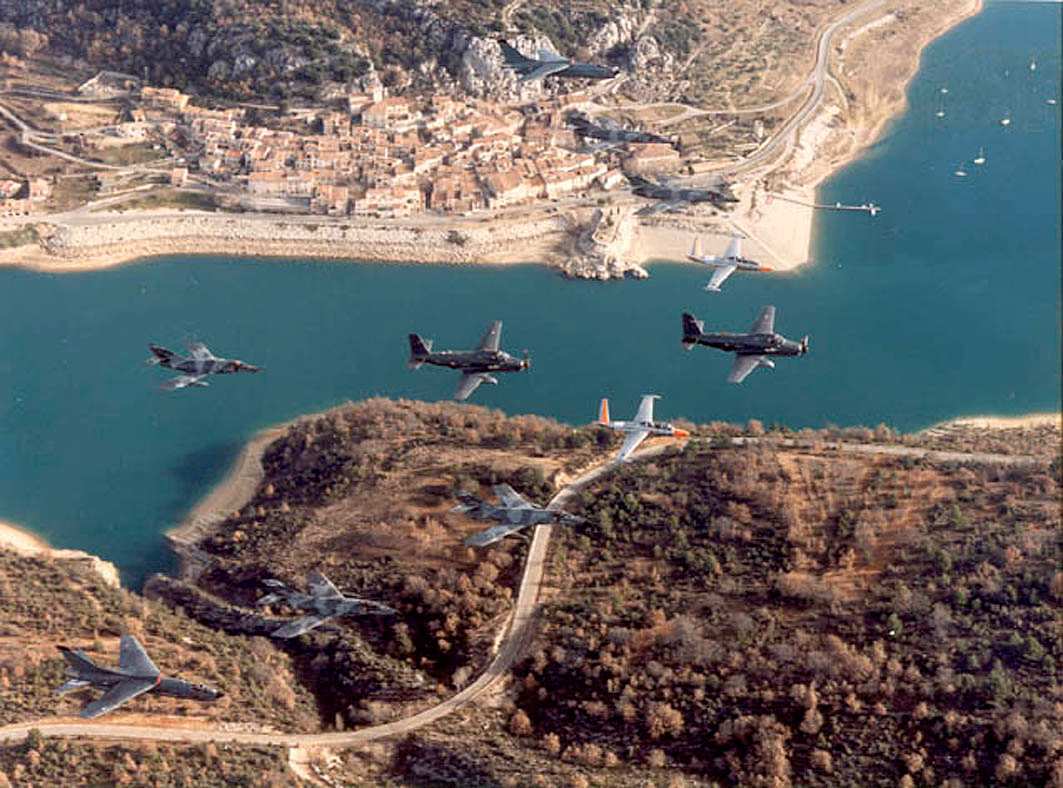 Une patrouille d’Alizé au-dessus d’un lac et de ses collines